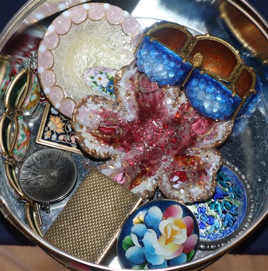 A small group of assorted Limoges enamel jewellery and dishes.